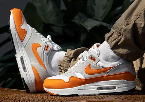 air max 1 magma orange.